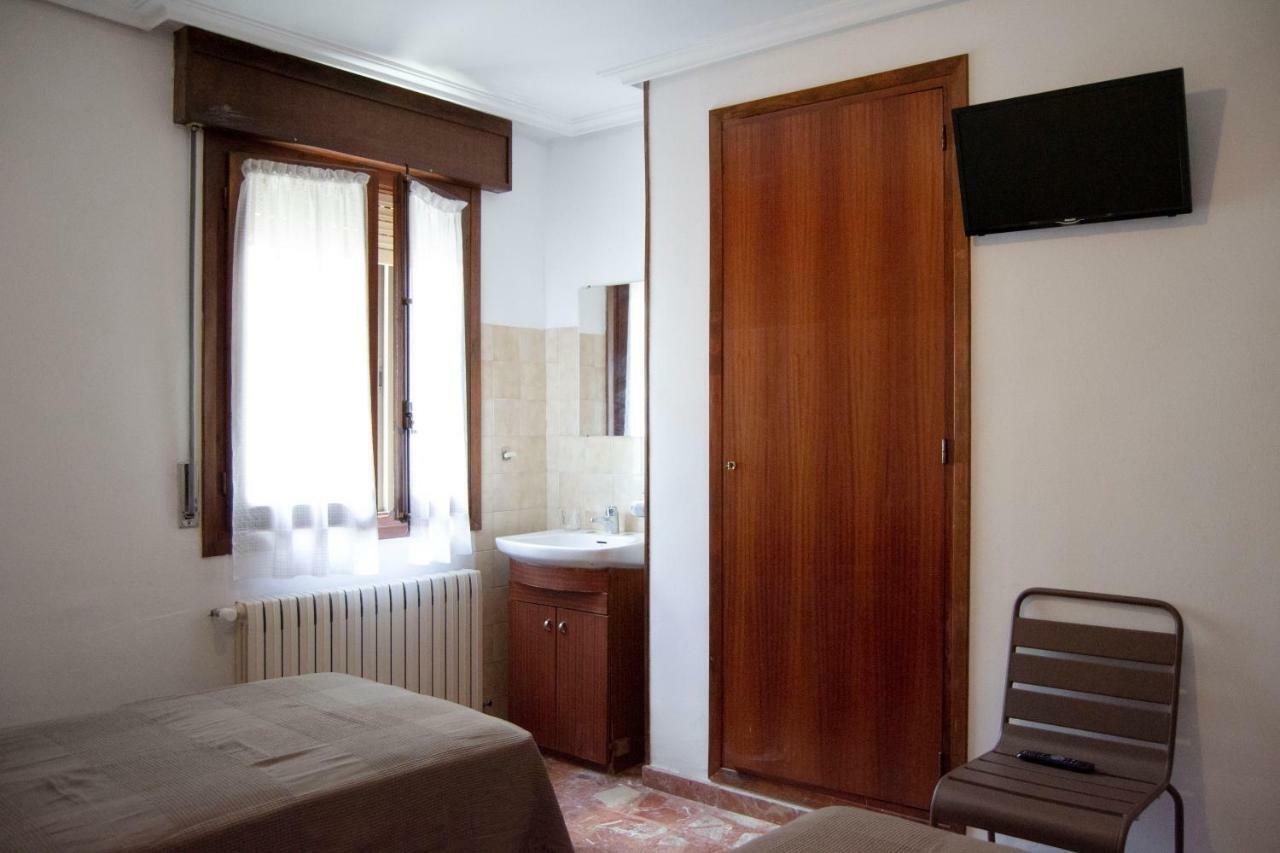 Tres Puentes Anguiano Apartamentos Y Hostal المظهر الخارجي الصورة