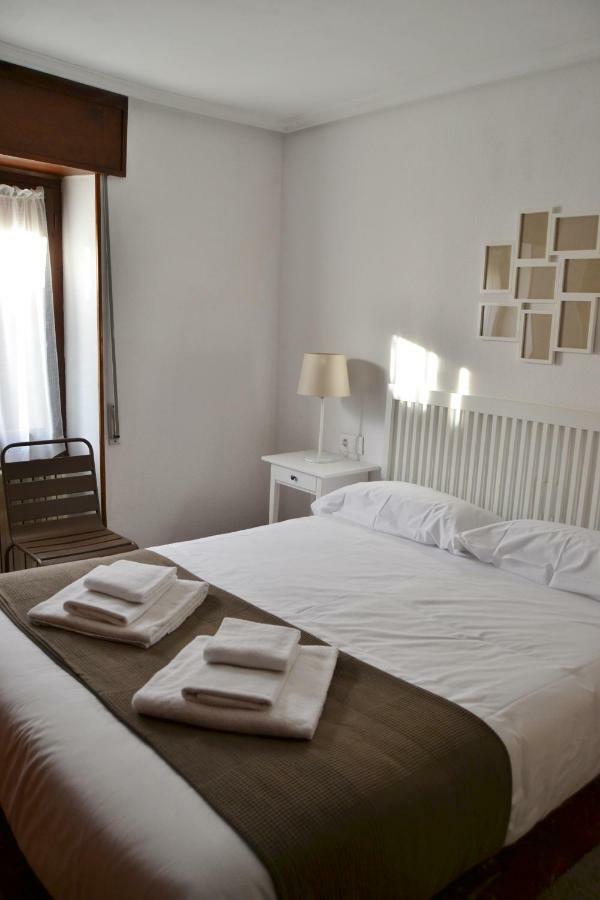 Tres Puentes Anguiano Apartamentos Y Hostal المظهر الخارجي الصورة