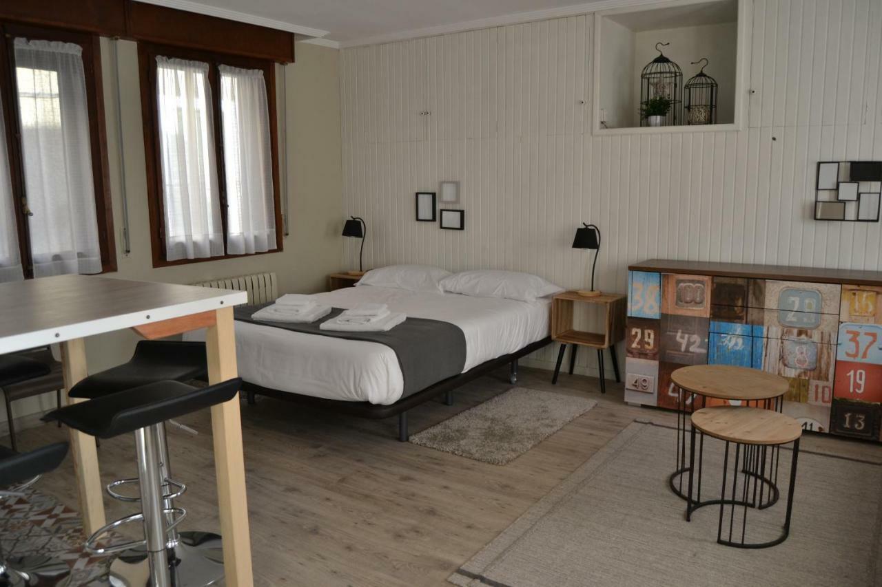 Tres Puentes Anguiano Apartamentos Y Hostal المظهر الخارجي الصورة
