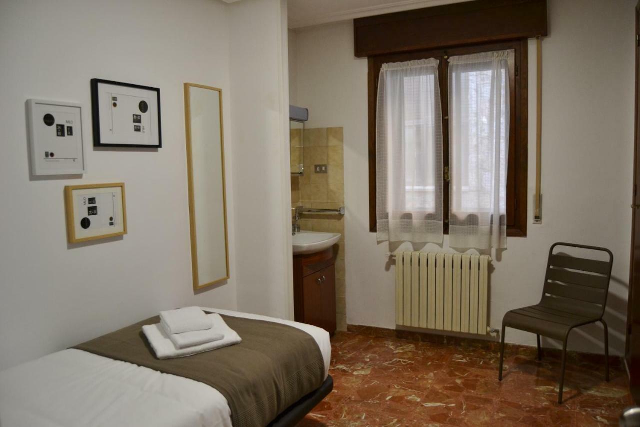 Tres Puentes Anguiano Apartamentos Y Hostal المظهر الخارجي الصورة